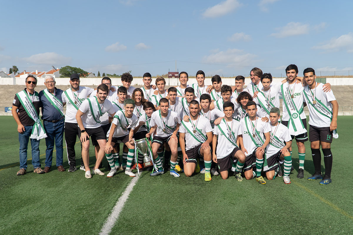 Associação de Futebol de Beja entrega taça e medalhas de campeão de Juniores A ao SC Ferreirense