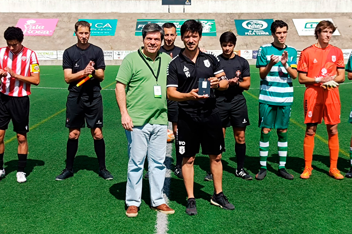 Vítor Camacho, do SC Ferreirense, recebe Prémio Cartão Branco