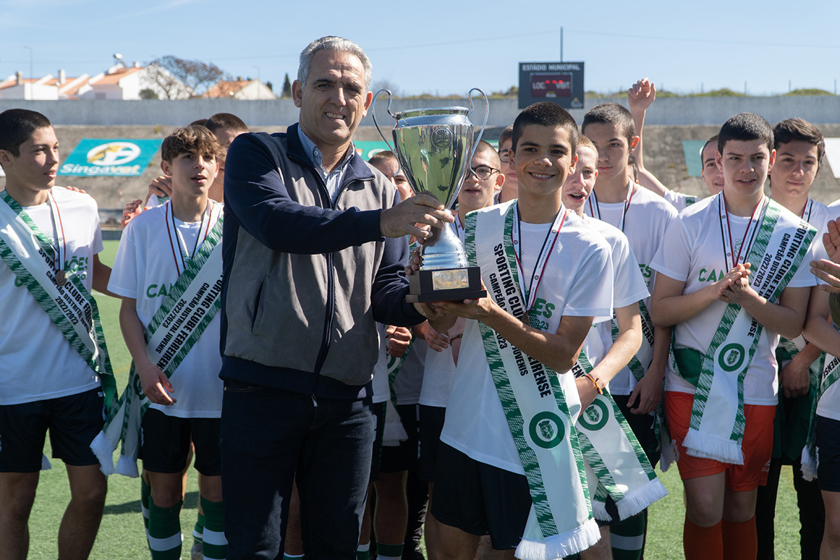 SC Ferreirense recebe troféu de Campeão Distrital de Juniores B (Juvenis)